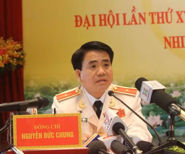 Ông Chung là Tiến sĩ Luật, Cử nhân Học viện Cảnh sát nhân dân chuyên ngành Điều tra tội phạm, Cử nhân ĐH Thương mại Hà Nội ngành Quản trị kinh doanh, điều tra viên cao cấp. Ông hiện là Bí thư Đảng ủy, Giám đốc Công an TP Hà Nội, đại biểu QH khóa XIII, ủy viên UB Tư pháp QH.