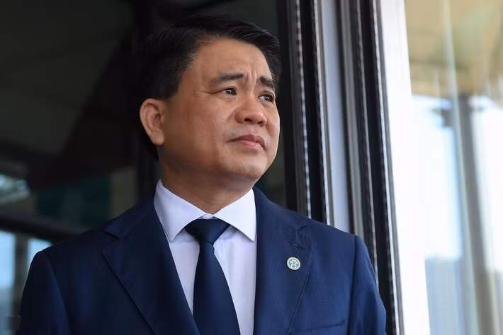 Đến hôm nay, 11/8, Thủ tướng Chính phủ Nguyễn Xuân Phúc vừa ký Quyết định 1223/QĐ-TTg tạm đình chỉ công tác đối với ông Nguyễn Đức Chung để xác minh, điều tra làm rõ trách nhiệm có liên quan của ông này trong một số vụ án theo quy định của pháp luật. Thời hạn tạm đình chỉ công tác là 90 ngày, kể từ ngày ra quyết định tạm đình chỉ công tác.