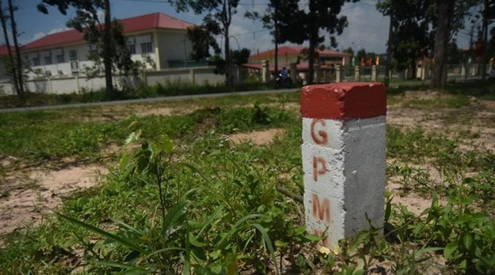 Sau khi xuất hiện thông tin 700 căn nhà xây dựng không phép, ngày 18/9/2023, Bí thư Đảng ủy phường Phước Tân Vương Duy Đào đang chỉ đạo làm rõ. (Ảnh: Nhân Dân).