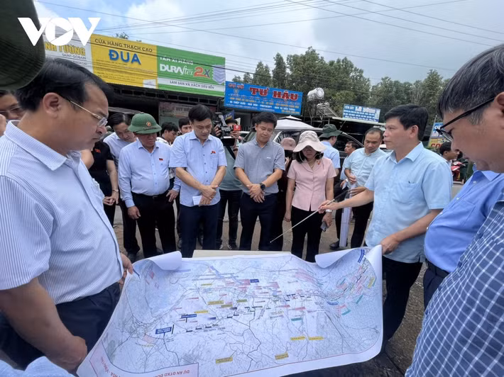 Trong báo cáo Bộ Giao thông vận tải gửi đoàn công tác Ủy ban Kinh tế của Quốc hội mới đây cho biết, chi phí giải phóng mặt bằng dự án đường cao tốc Biên Hòa - Vũng Tàu dự kiến tăng khoảng 3.670 tỉ đồng so với tổng mức đầu tư đã được phê duyệt, khiến dự án phải điều chỉnh chủ trương đầu tư. (Trong ảnh là đoàn công tác của Quốc hội kiểm tra dự án cao tốc Biên Hòa - Vũng Tàu). (Ảnh: VOV).