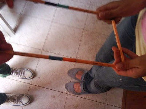 Cứ như vậy, các bạn trẻ có thể hỏi Charlie những câu hỏi liên quan đến bản thân và nhận câu trả lời từ "hồn ma". Khi kết thúc trò chơi rùng rợn này, cả hai bạn hãy cùng đồng thanh nói “Charlie, Charlie, can we stop”. Khi cây bút di chuyển vào trong hoặc lên trên, bạn thả chúng xuống sàn nhà và nói “Goodbye” để phá vỡ liên hệ.