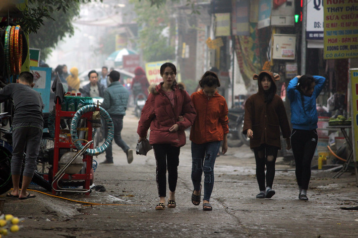 Khắp các ngả đường chính bên trong làng Ném Thượng luôn nhộn nhịp người qua lại.