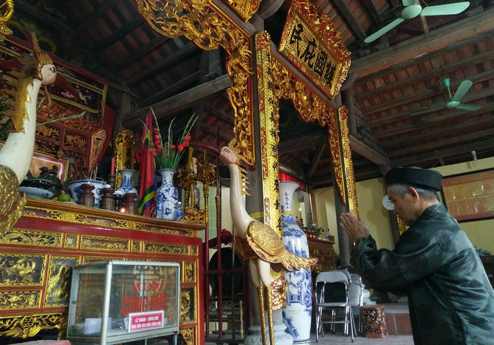 Trong khi đó, phía bên trong đình làng Ném Thượng ông Nguyễn Văn Hùng (70 tuổi), là một trong những người được phân công trông coi đình đang thực hiện nghi thức bái lễ để chuẩn bị cùng với các cụ cao niên khác họp bàn, dọn dẹp vệ sinh sạch sẽ bên trong đình chuẩn bị cho lễ hội.