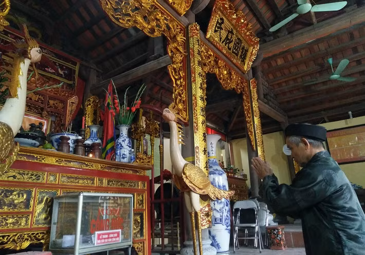 Trong khi đó, phía bên trong đình làng Ném Thượng ông Nguyễn Văn Hùng (70 tuổi), là một trong những người được phân công trông coi đình đang thực hiện nghi thức bái lễ để chuẩn bị cùng với các cụ cao niên khác họp bàn, dọn dẹp vệ sinh sạch sẽ bên trong đình chuẩn bị cho lễ hội.