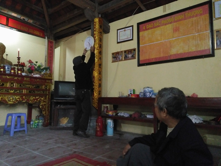 Các cụ cao niên trong làng cùng nhau chỉnh trang lại các đồ đạc bên trong đình làng Ném Thượng cho gọn gàng hơn để chuẩn bị cho một mùa lễ hội.