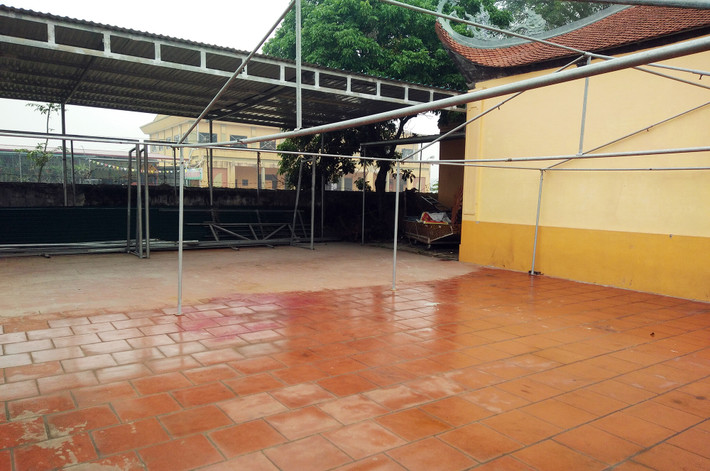 Bên phía góc phải của đình Ném Thượng là nơi sẽ diễn ra nghi thức chém lợn có khung bạt sắt đã được dựng lên sẵn để quây bạt thực hiện nghi lễ chém lợn.