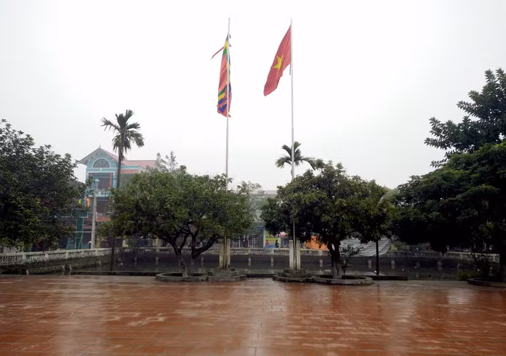 Sân đình nơi tổ chức lễ hội.