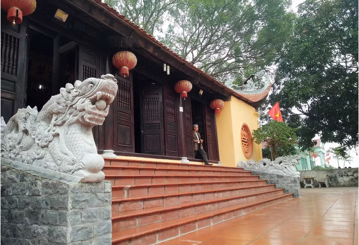 Sân đình luôn được quét dọn sạch sẽ.