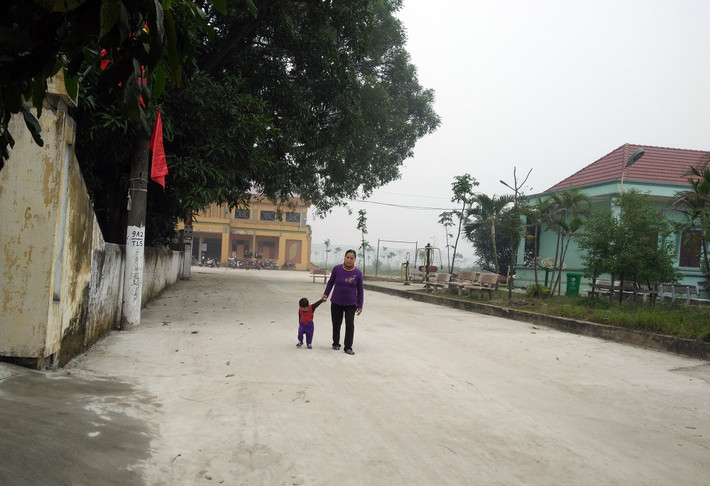 Chia sẻ với PV Kiến Thức, bà Nguyễn Thị Thoan (62 tuổi, người dân làng Ném Thượng) cho biết, dù làng có lễ hội truyền thống chém lợn nhưng mỗi dịp Tết Nguyên đán nhà nào cũng phải thịt một con lợn riêng hoặc chị em trong họ hàng cùng nhau thịt một con để ăn mừng xuân mới. Ở chỗ chợ ngay trước đình làng thịt lợn vẫn được bán bình thường để phục vụ mọi người có nhu cầu.