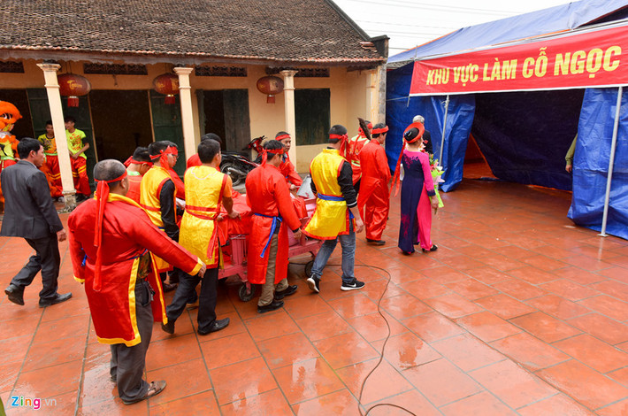 Tâm điểm của lễ hội là màn chém con lợn sống để tế bái. Tuy nhiên những năm gầy đây, việc chém lợn sống đã vấp phải sự phản đối của tổ chức phúc lợi động vì tính chất tàn bạo và man rợ của nó. Nhưng do lễ hội đã trở thành nét văn hóa, tâm linh của người dân Làng Ném Thượng nên người dân kiên quyết bảo tồn. Từ năm 2016, thay vì chém lợn ở bên ngoài sân đình người dân đã thực hiện nghi thức này ở khu vực bên phải của đình và được quây bạt kín. Ảnh Zing.