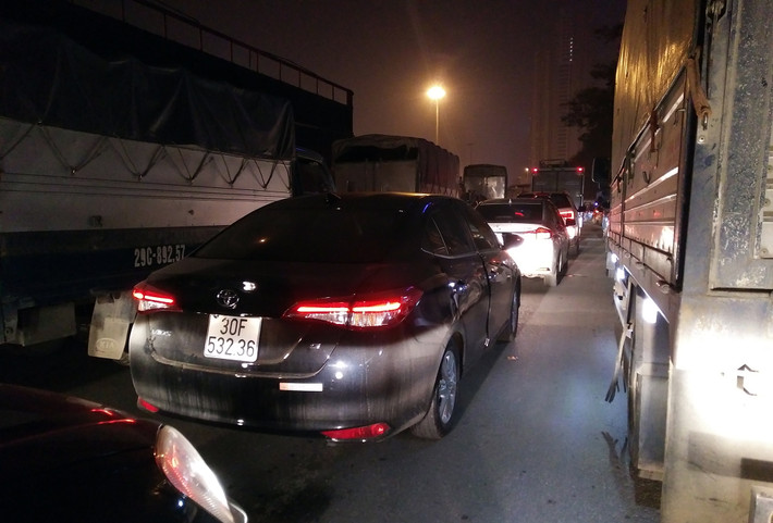 Ô tô nối đuôi nhau "dậm chân" tại chỗ.