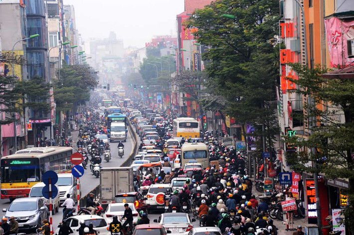 Hình ảnh ô tô, xe máy chen chúc nhau nghẹt thở qua các tuyến đường bị tắc những ngày cận Tết Nguyên đán như thế này ở Hà Nội rất dễ dàng bắt gặp.
