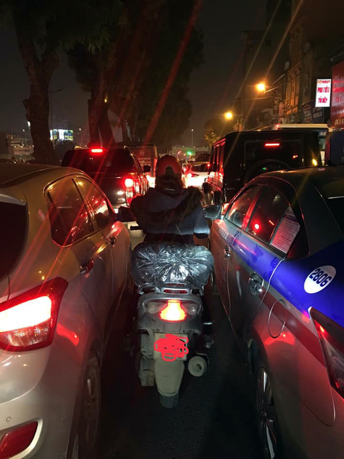 Xe máy nhọc nhằn, luồn lách qua "kẽ hở" mà ô tô "thừa" lại trên đường Láng.