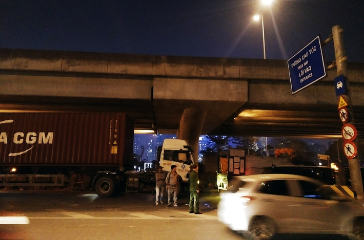 Lực lượng chức năng của Hà Nội thường xuyên được phân công tại điểm "nóng" Đại lộ Thăng long lên đường vành đai 3 trên cao, nhưng tình trạng hỗn loạn, ùn tắc vẫn liên tục xảy ra vào những ngày cận Tết Nguyên đán Kỷ Hợi 2019.