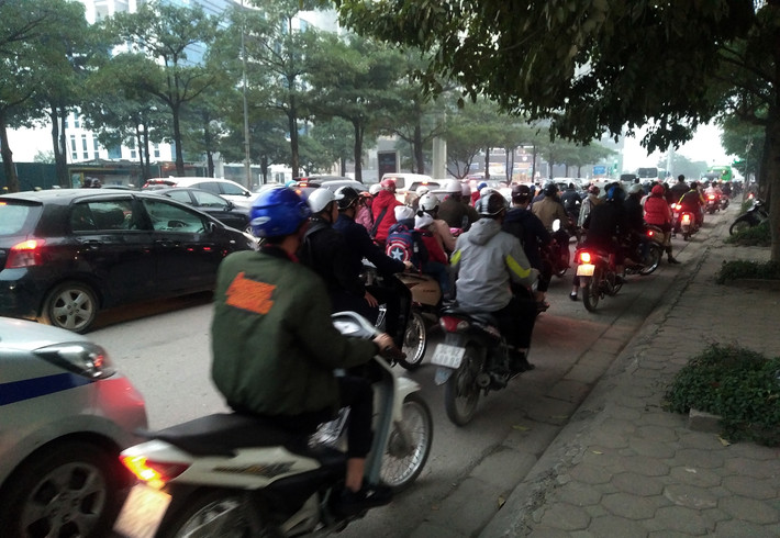 Đường Mễ Trì (Hà Nội) cũng thường xuyên rơi vào cảnh ùn tắc.