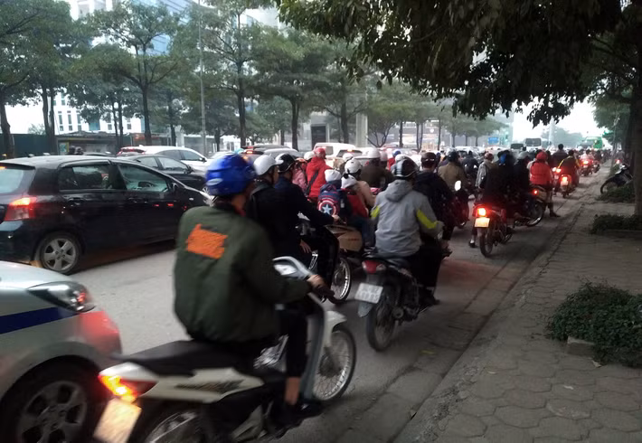 Đường Mễ Trì (Hà Nội) cũng thường xuyên rơi vào cảnh ùn tắc.