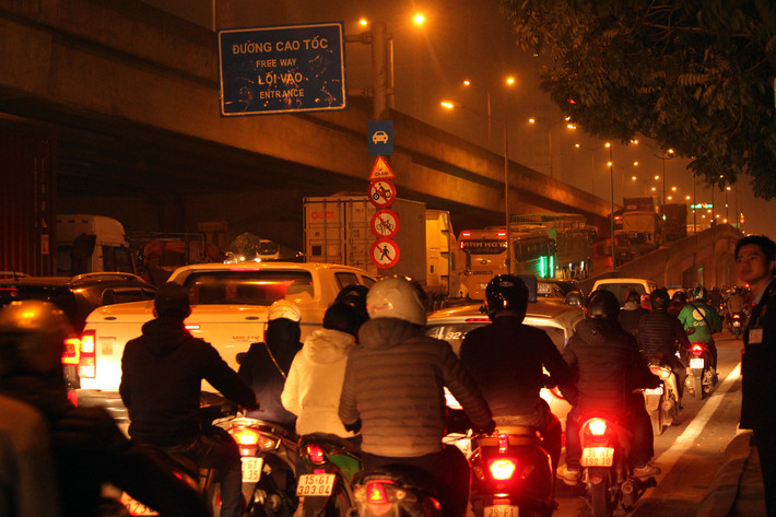 Đến tối, cảnh tắc đường cũng rất khủng khiếp. Ảnh đường Khuất Duy Tiến.