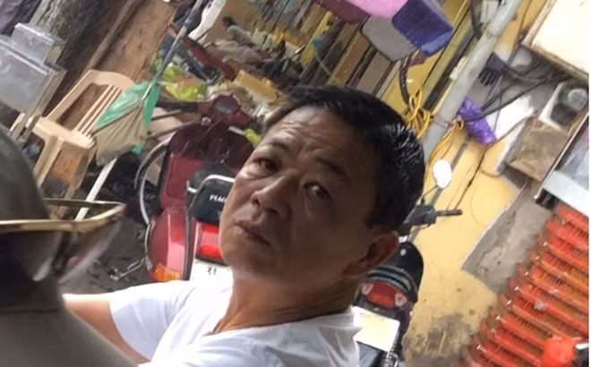 Công an Hà Nội cho biết, Hưng “kính” là đối tượng chủ mưu cầm đầu trong vụ việc “bảo kê” tại chợ Long Biên và nhắn tin đe dọa hai nữ phóng viên thực hiện loạt bài phóng sự liên quan đến hoạt động “bảo kê” chợ Long Biên - phóng viên Nguyễn Thị Liên (công tác tại VTV) và nhà báo Thu Trang (công tác tại báo Phụ nữ TP HCM).