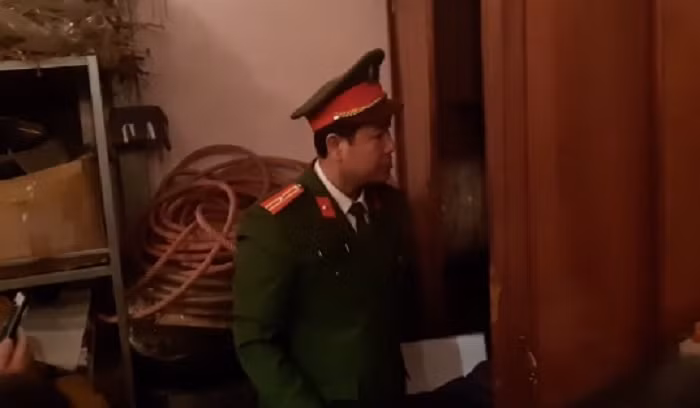 Lực lượng cảnh sát khám xét rất cẩn thận.