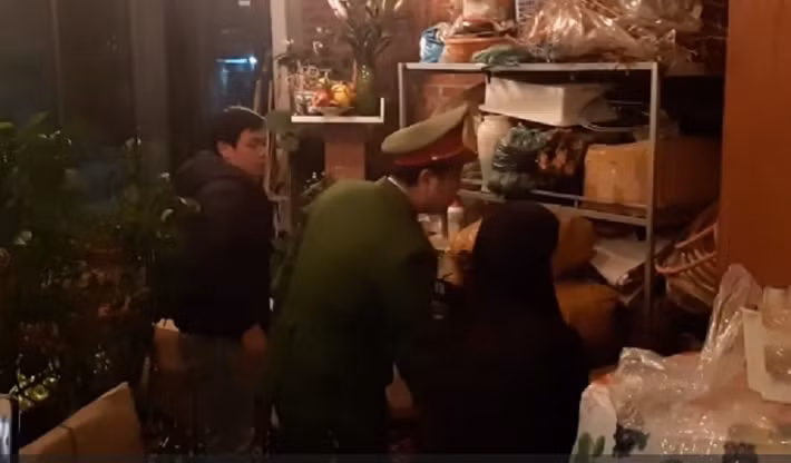 Việc khám xét nhà Hưng "kính" có sự chứng kiến của các cơ quan chức năng và người nhà của Hưng "kính".