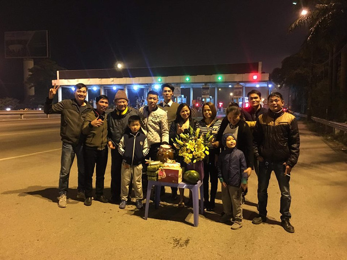 Tài xế còn cùng nhau chụp ảnh ở khu vực trạm BOT Bắc Thăng Long - Nội Bài.