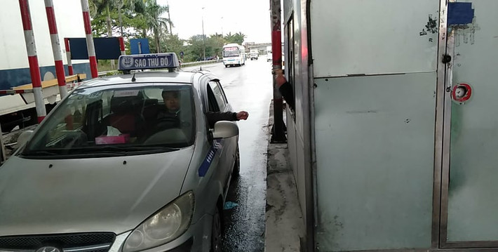 Một số ít tài xế khi qua trạm BOT Bắc Thăng Long - Nội Bài vẫn móc tiền để mua vé bình thường.