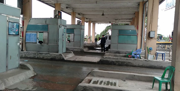 Tại BOT Bắc Thăng Long - Nội Bài, các nhân viên thu phí vẫn vào khu vực cabin làm việc bình thường nhưng công việc dường như nhàn rỗi rất nhiều. Ở các làn đường xung quanh trạm BOT này cánh tài xế chia nhau “cắm chốt”, họ dơ tay, bật loa ra tín hiệu cho các lái xe đi chuyển qua đây không cần mua vé vì trạm vẫn xả.