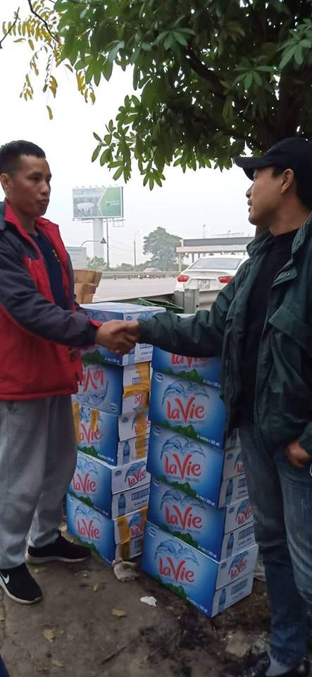 Tài xế bắt tay nhau, kiên quyết "cắm chốt" ở trạm BOT Bắc Thăng Long - Nội Bài.