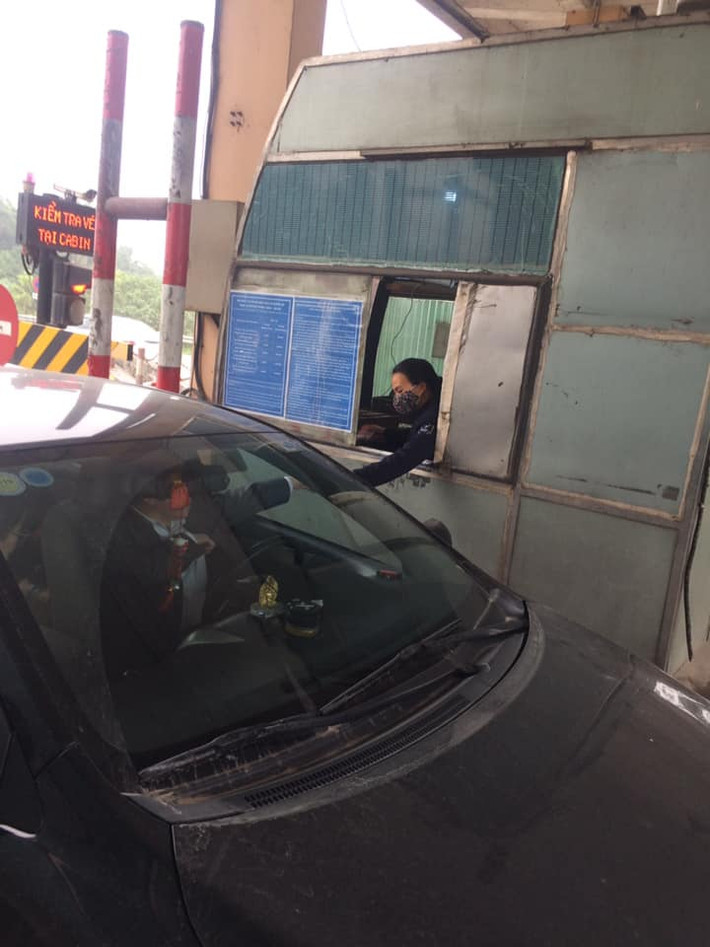 Dù biết trạm BOT này đang xả nhưng một số tài xế vẫn chấp hành việc mua vé.