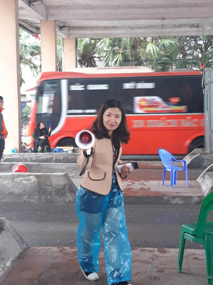 Dù thời tiết mưa, lạnh nhưng trước đó nhiều tài xế nữ vẫn đưa nhau đến trạm BOT Bắc Thăng Long - Nội Bài phản đối thu phí hộ. Đáng chú ý, đã hơn 2 tháng nhưng phía nhà thầu là Công ty cổ phần BOT Vietracimex 8 kiên quyết không chịu ra đối thoại. “Việc đối thoại để nắm bắt, lắng nghe tâm tư, nguyện vọng các tài xế để có biện pháp tháo gỡ trước vấn đề đang xảy ra. Còn việc thu phí tại trạm BOT này vẫn duy trì đến khi nào có sự chỉ đạo của Bộ Giao thông vận tải”, - ông Nguyễn Văn Huyện - Tổng cục trưởng, Tổng cục Đường bộ Việt Nam cho PV Kiến Thức biết.