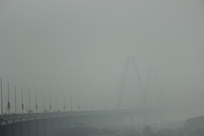 Hình ảnh cây cầu Nhật Tân (Hà Nội) dần "biến mất" màn sương mù sáng nay.