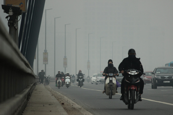 Đến khoảng 10h sáng cùng ngày, hiện tượng sương mù bao phủ Hà Nội vẫn chưa giảm.