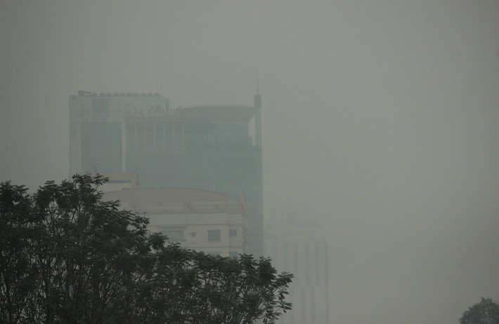 Hơn 10h sáng nay, lượng sương mù ở Hà Nội vẫn rất dày.