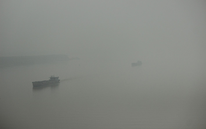 Những chiếc thuyền di chuyển trên sông Hồng cũng phải đi rất chậm vì ảnh hưởng bởi sương mù.