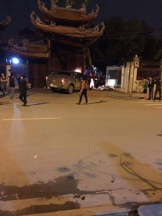 Nhiều người chứng kiến vụ tai nạn vô cùng bức xúc vì hành vi của tài xế. May mắn vụ tai nạn không gây thương vong về người.