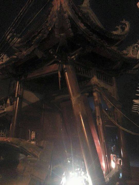 Ngoài ra, vụ việc còn khiến một bức tượng hộ pháp ở đây bị vỡ hỏng.