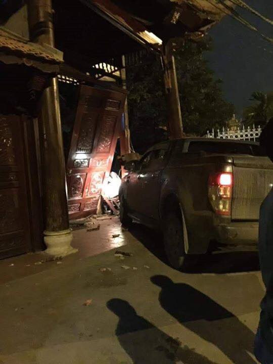 Đáng nói, sau khi tự gây tai nạn tài xế này còn xuống xe chửi bới người khác khiến nhiều người bức xúc.