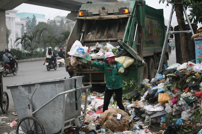 Theo nữ công nhân này, họ tạm thời thu gom rác lên xe chứ chưa biết chở đi đâu do đường vào khu liên hợp xử lý chất thải Sóc Sơn sáng nay vẫn bị dân chặn.