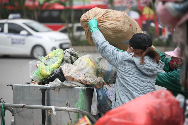 Rác cũ chưa kịp xử lý thì người dân đã thải rác mới ra.