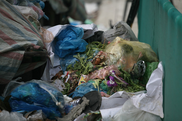 Nguyên nhân dẫn tới tình trạng trên là do người dân sinh sống ở khu vực khu liên hợp xử lý chất thải Sóc Sơn (3 xã Hồng Kỳ, Nam Sơn, Bắc Sơn thuộc huyện Sóc Sơn) xã chặn xe chở rác vào bãi rác để yêu cầu chính quyền phải đẩy nhanh tiến độ di dời, và định cư cho các hộ dân sinh sống trong bán kính 500 mét quanh bãi rác. 