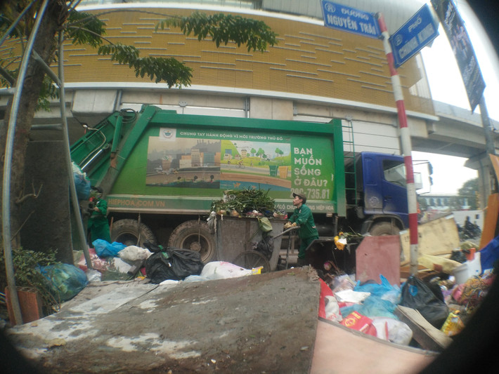 Nút giao Nguyễn Trãi - Chính Kinh cũng ngập trong rác.