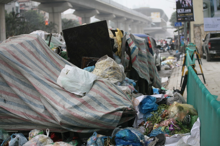 Rác thải sinh hoạt chồng chất bên đường, đầu ngõ bốc mùi hôi thối làm ảnh hưởng tới cuộc sống của người dân.