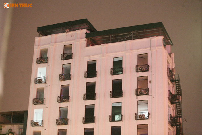 Tuy nhiên, theo ý kiến nhiều người thì biện pháp xử phạt này vẫn còn là nhẹ, chưa đủ sức răn đe. Theo đó, công trình này đáng phải bị dỡ bỏ phần diện tích vi phạm, để coi đây là bài học cho những trường hợp tương tự khác.