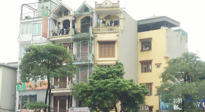 Dù có phải "chen chúc" đến biến dạng nhưng những ngôi nhà này vẫn được xây vươn cao bằng nhau, tạo nên một cảnh quan không đẹp mắt.