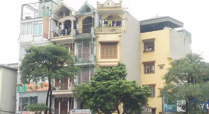 Dù có phải "chen chúc" đến biến dạng nhưng những ngôi nhà này vẫn được xây vươn cao bằng nhau, tạo nên một cảnh quan không đẹp mắt.