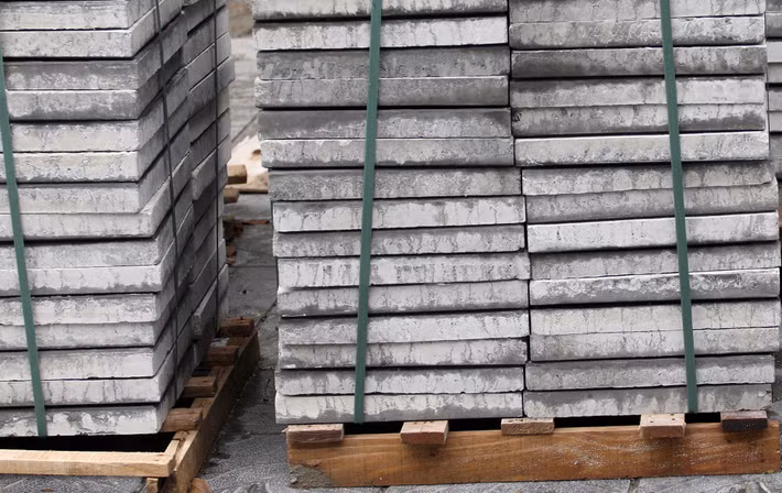 Trước đó, ngày 21/3/2019, Phó Chủ tịch UBND TP Hà Nội Nguyễn Thế Hùng ký ban hành "thiết kế mẫu hè đường đô thị trên địa bàn". Theo đó, thiết kế mẫu gồm phần hướng dẫn sử dụng, phần bản vẽ mẫu để các tổ chức, cá nhân nghiên cứu, tham khảo khi lập thiết kế xây dựng, cải tạo, sửa chữa hè đường đô thị trên địa bàn thành phố Hà Nội. .