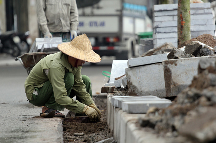 Công nhân tiến hành công việc cũng rất cẩn thận bằng việc đo đạc, lắp đặt với kỹ thuật cho đá lát khỏi bị chênh lệch.