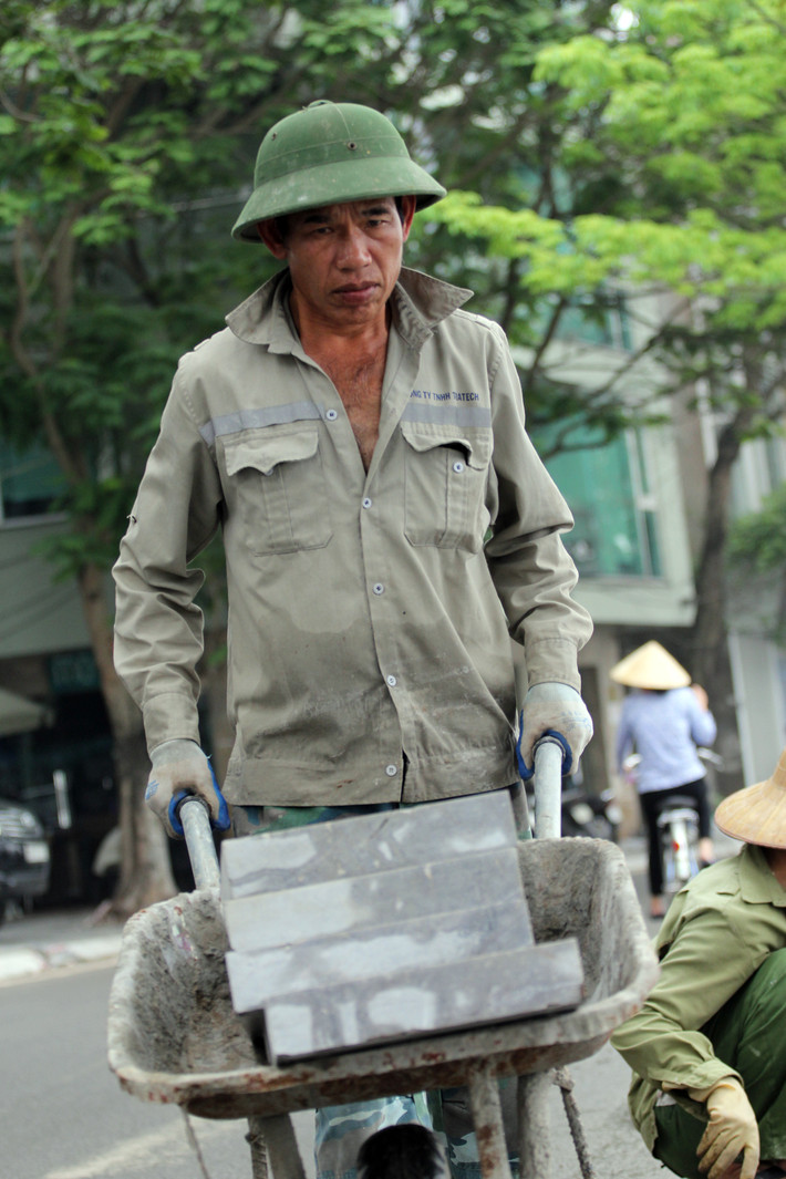 Những khối đá tự nhiên có trọng lượng lên đến trên 100kg được ốp ngăn cách vỉa hè và lòng đường.