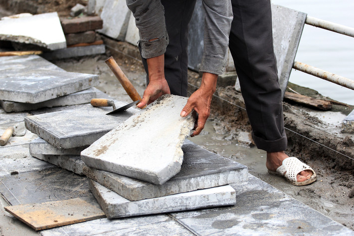 Theo các công nhân, những ngày qua thời tiết thất thường nên có ảnh hưởng ít nhiều đến tiến độ công việc.