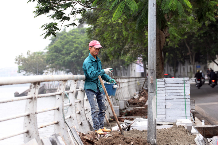 Thông tin với báo chí, đại diện UBND quận Tây Hồ cho biết, đường Trích Sài đã được hạ ngầm đồng bộ. Sau nhiều năm đưa vào sử dụng, các hạng mục hè phố tuyến đường này đã xuống cấp, không đảm bảo mỹ quan đô thị do vậy cần được cải tạo, chỉnh trang.
